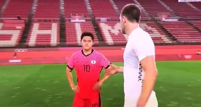 新西兰前锋谈被拒握手：我不在意