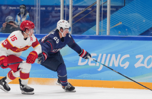 冰球归化运动员叶劲光：祖辈被卖到北美修铁路，如今穿上中国战袍