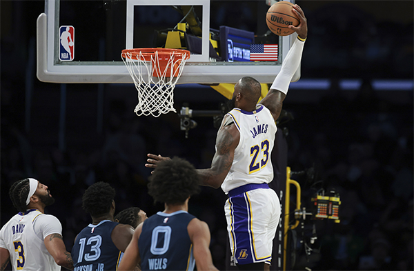 浓眉超神！40+16伤退归来仍制霸，率湖人掀翻西部第二