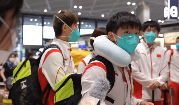 国乒归来！台风延误5个小时，刘国梁盛赞伊藤美诚，孙颖莎太可爱