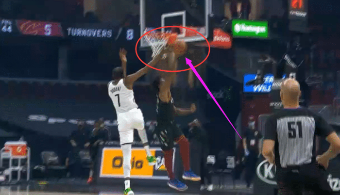 杜兰特想扣篮却惨遭大帽，1米88后卫拼命追防挡住2米08死神