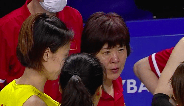 中国女排遇大冷门！郎平场边言论令人心疼：你们稍微控制一点