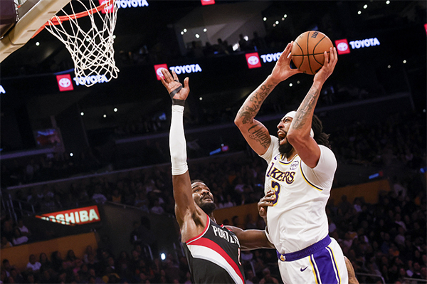 湖人破三连败阴霾！浓眉 30+11+5 帽制霸攻防，老詹场边递巾相庆