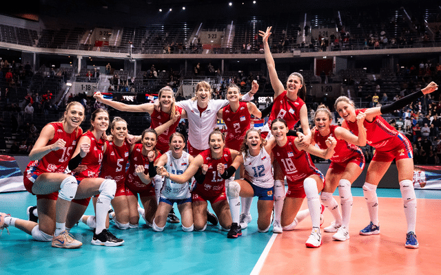 女排世锦赛巅峰一战：超巨狂轰33分彻底爆发！奥运冠军轰然出局