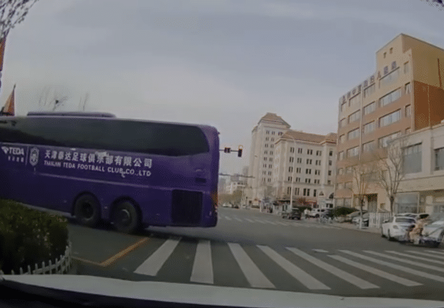 罚6分！泰达逆袭中超资格大巴闯红灯，多位外援也曾违规引发争议