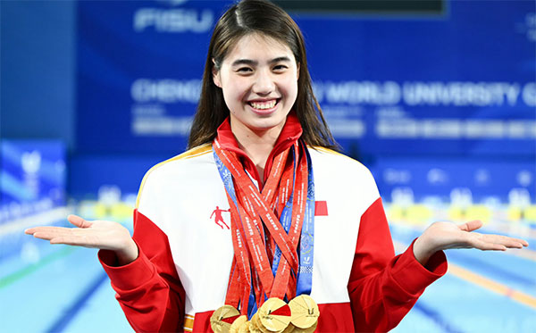 豪横！张雨霏戴9枚金牌合影，7天8次打破纪录，获赠新外号