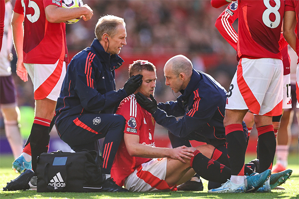 曼联赛场离谱事，中卫爆头致混乱失球，滕哈格愤怒发声