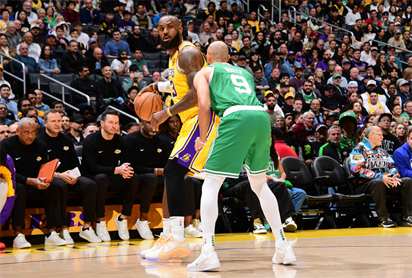 詹皇狂轰20+14打爆绿军，多次炸裂劈扣，连破历史第一纪录