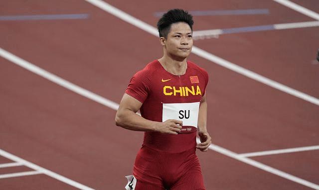 担任闭幕式旗手，苏炳添为何再次提到刘翔？苏神的话语用心良苦