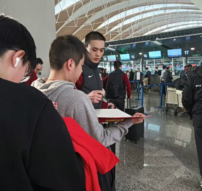 上海海港冬训暗藏惊喜？前申花射手与29岁国脚级后卫加盟