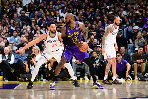 裁判改判引争议！东契奇关键失误后湖人涉险过关