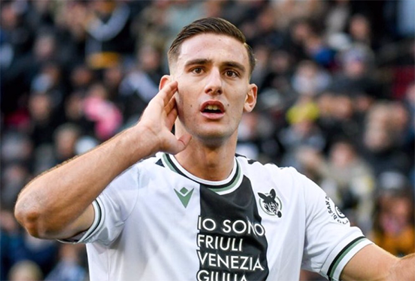 24岁意甲红星疯了？抢罚点球破门后竟无人理，还被当场换下！