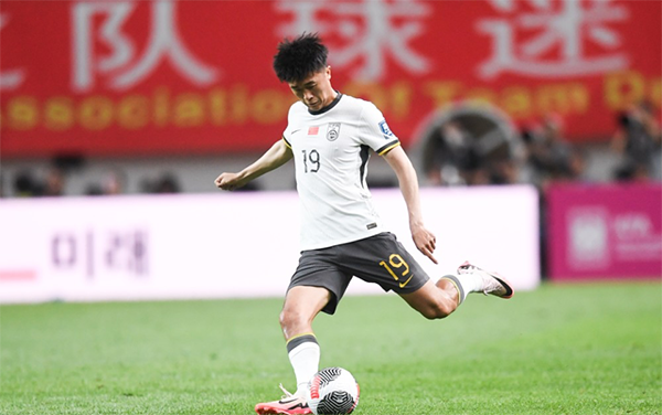 29 岁国足名将乌龙助攻遭网暴，曾抱怨未包机致睡眠不佳