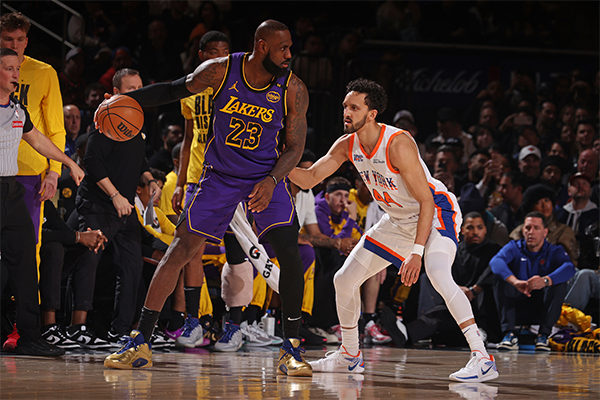 40岁詹皇炸裂33+12+11，破纪录暴扣客场，扶对手超暖心！