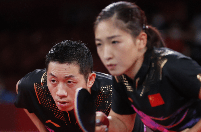 泪目！许昕刘诗雯互挂奖牌，小枣眼角露出笑意，即将奏响生涯终章