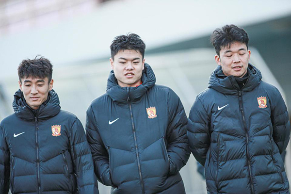 足协难题浮现：韦世豪 “点火”，一夜八人齐怼清债名单，广州三队深陷舆论泥沼