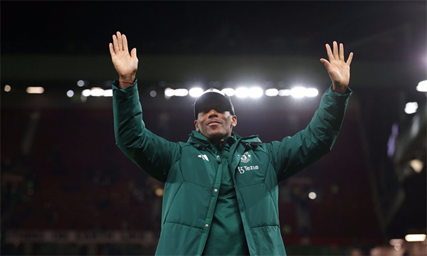 法国双星告别曼联，感人一幕令人动容