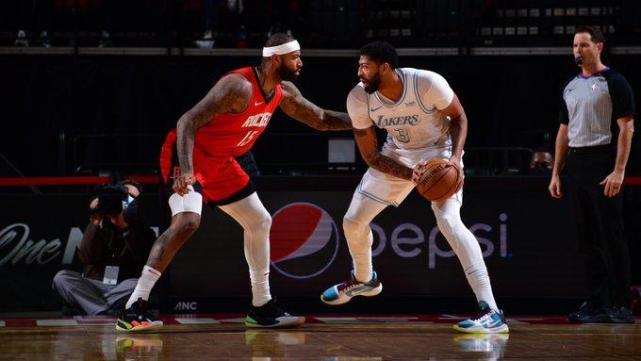 13断8帽重回第一！老詹赞塔克像海绵，浓眉喊话伍德，下场注意点吧！