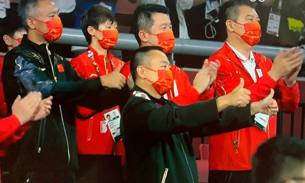 收视率破6！马龙卫冕金牌全民瞩目，比心庆祝，刘国梁竖大拇指