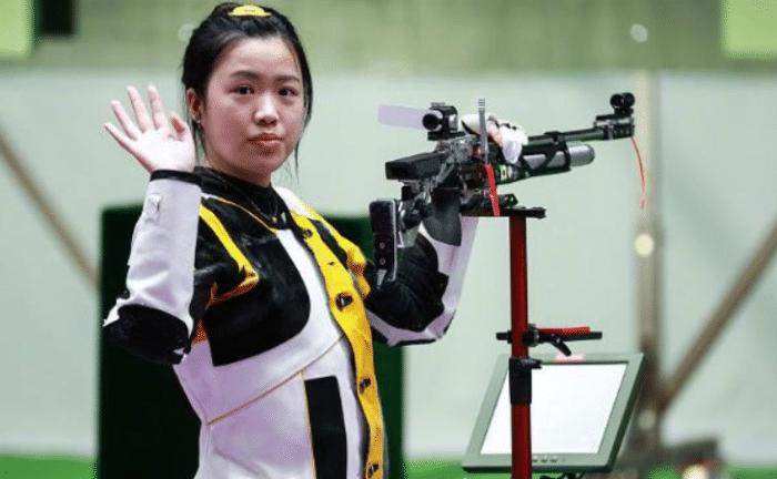 欢呼雀跃！杨倩父母见证女儿夺奥运首金，21岁新星太淡定鞠躬致谢