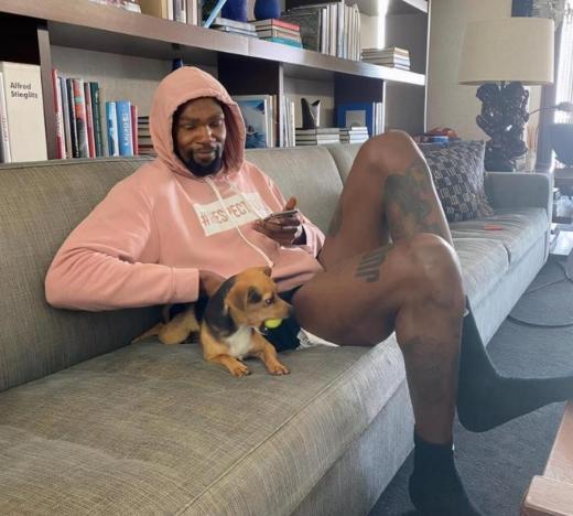 东京天气炎热，为何杜兰特还坚持带着红色的毛线帽子训练？