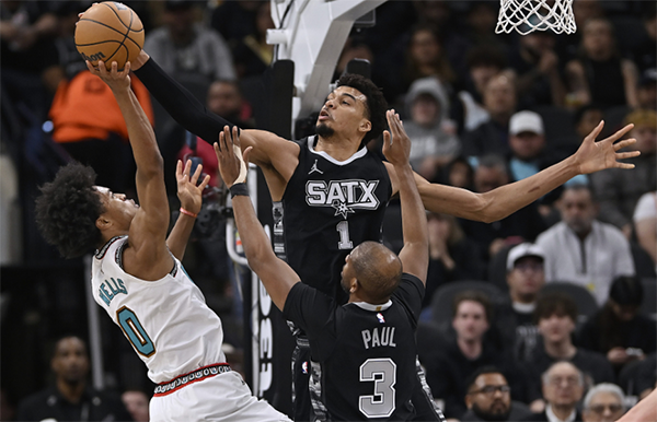 文班亚马惨遭隔扣，身体对抗差致19中5吞惨败