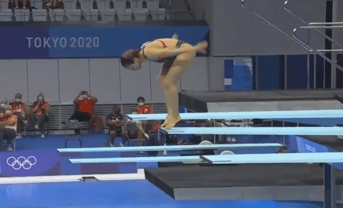 站不住了，我要掉下去了，墨西哥选手跳水失误直接掉入水中