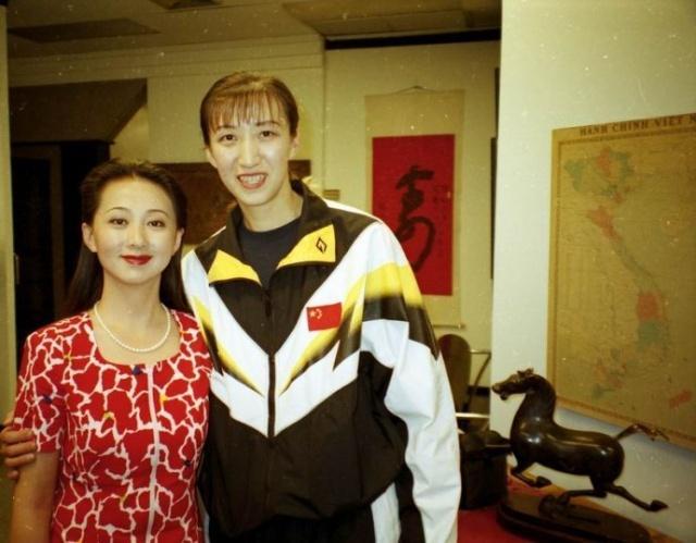 退役后为中国女排工作22年，郎平助手赖亚文一共赚到多少薪水？