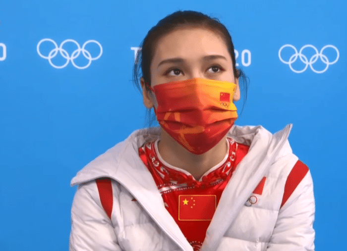 中国队第17金两面国旗同时升起！蹦床女神包揽金银牌，身披国旗一起庆祝太美了