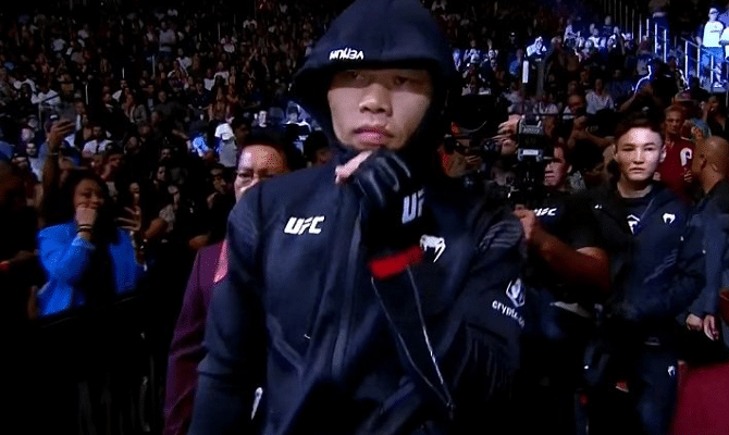 争议！李景亮不敌罗德里格兹，遭判定负，宣布结果时满脸疑惑