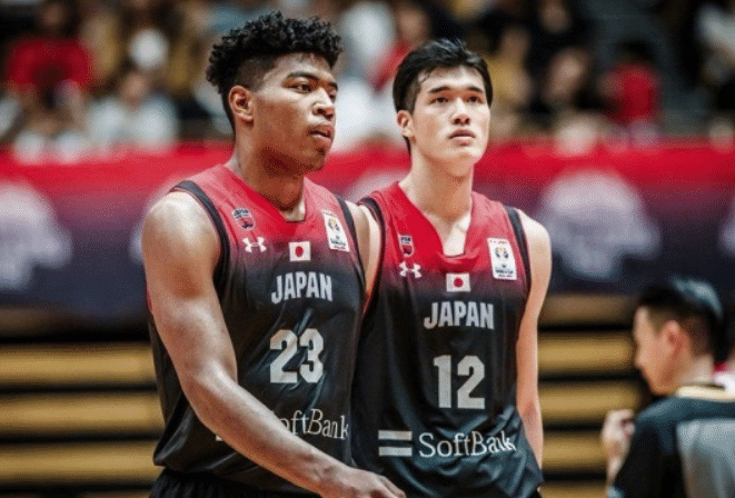 大爆冷！日本男篮打疯了，击溃全主力法国，渡边八村爆砍37分