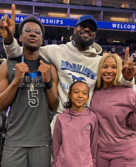 老詹社交媒体刷屏！二儿子布莱斯州赛夺冠，他激动庆祝