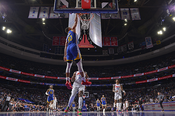 库里生涯最后一扣！36岁战神末节劈扣震碎全场，赛后含泪宣布告别