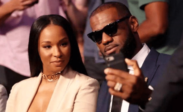 照相馆晒詹皇詹嫂结婚照！萨瓦娜称再拍一次，詹姆斯回应：就现在