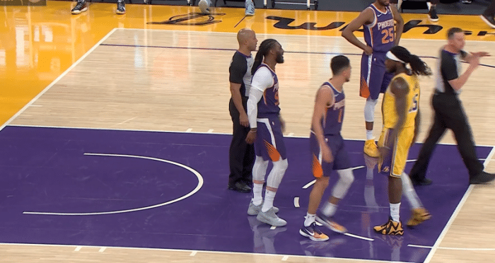 55秒4T！詹皇技犯后，布克连吃两T遭驱逐，名记：裁判吹罚太荒谬