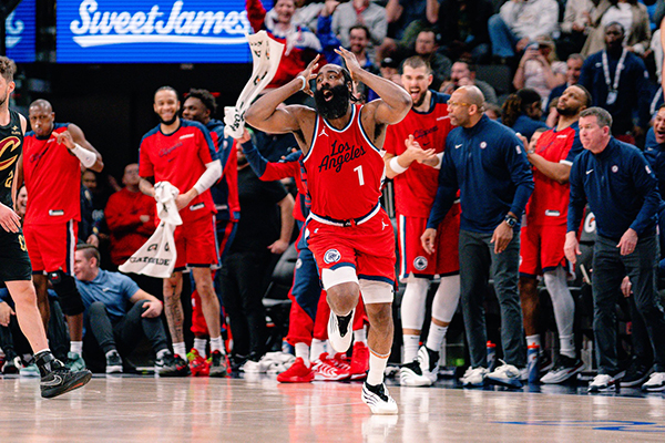 哈登戏耍对手掀翻联盟第一，威少点赞 + 杨调侃，精彩操作刷爆全网