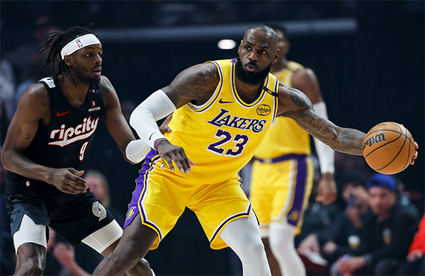 詹姆斯40+8带队止连败，11失误成瑕疵仍拒绝大逆转