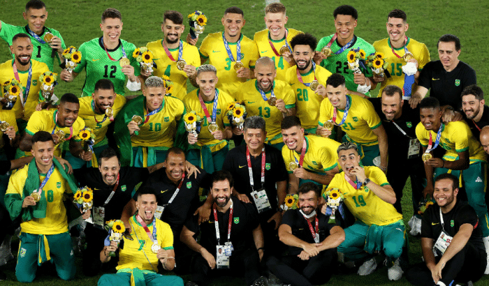 吃饭砸锅！巴西男足夺金后，拒绝穿中国赞助商品牌，就算金主也不给面子