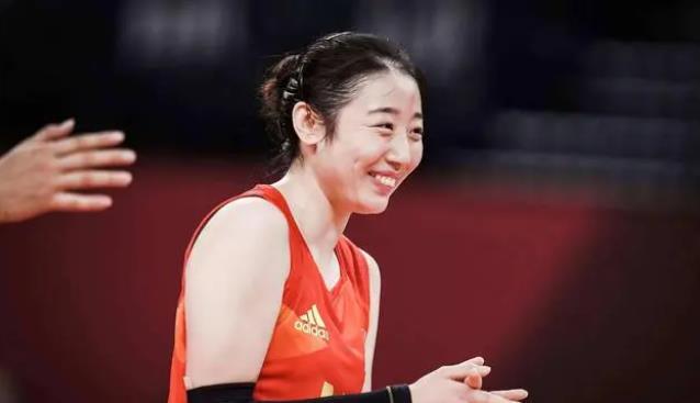 删朱婷合影，姚迪为何被网暴？21时，谁注意姚迪反击，蔡斌看懂了