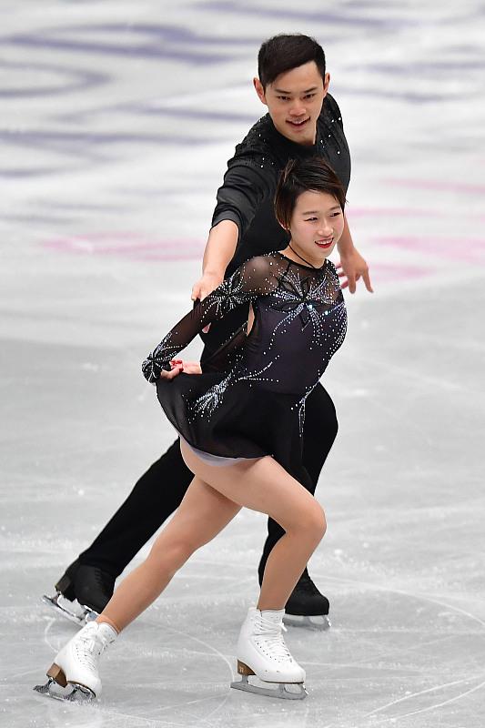 冲击奥运！隋文静出征花滑大奖赛，彭程曾因衣服裂开吸引男粉丝