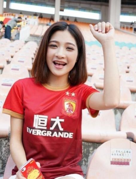 足坛郭艾伦？韦世豪怒喷对手、质疑裁判，谁注意到郑智的举动