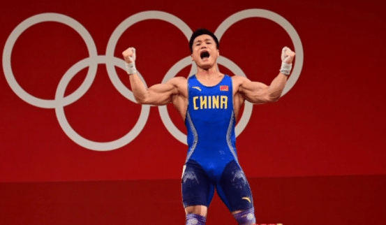 吕小军夺冠被女裁判索要签名！赛后中国举重队集体高呼：永远的神
