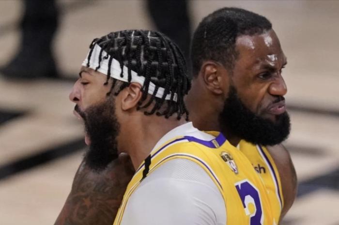 12682球历史第三！詹皇超越张伯伦再破纪录，前面仅剩两位大神