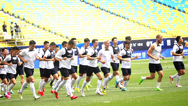 直击泰山队出征！球迷合影出奇招，21 员大将随队成都行