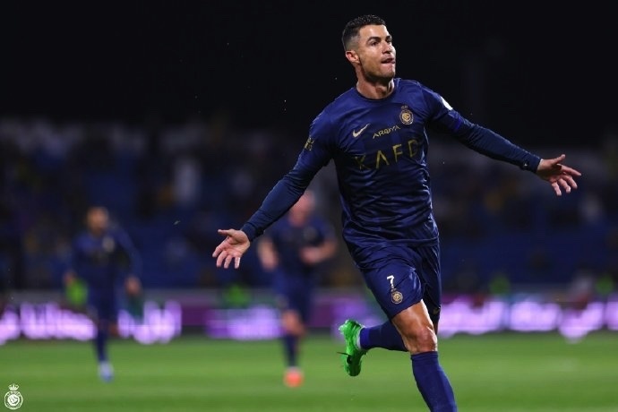 帽子戏法对决：C罗大放异彩，梅西低迷