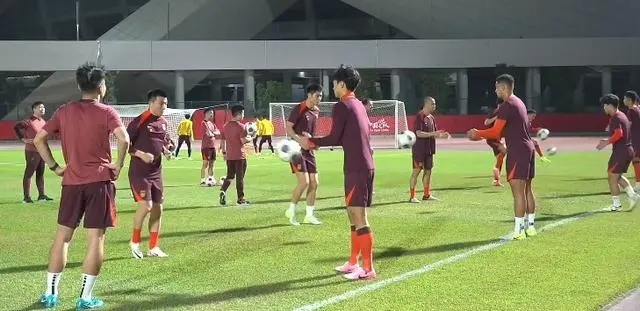 国足抵厦门即刻投入训练，助教郑智也已抵达会合