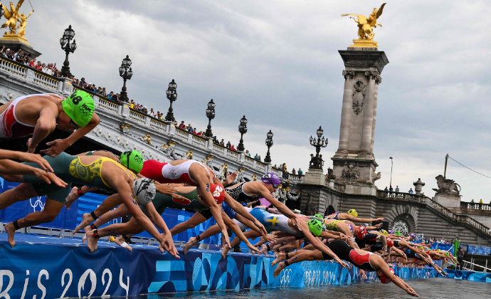 巴黎奥运铁人三项：运动员赛后呕吐，塞纳河水质堪忧