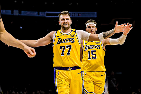 重磅！湖人公布战太阳伤病报告，多员大将出战成谜，詹皇缺席