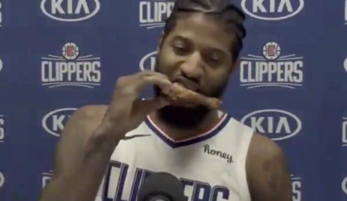 饿坏了！快船赢球赛后乔治大口吃光鸡腿，小卡调侃：我啥都没吃到