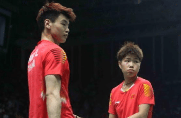 国羽击碎日本5金梦！黄东萍跪地怒吼庆祝，教练疯狂挥拳抢镜